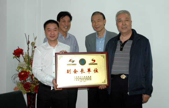 江蘇省中小企業(yè)協(xié)會(huì)會(huì)長(zhǎng)于登和來(lái)上上集團(tuán)調(diào)研