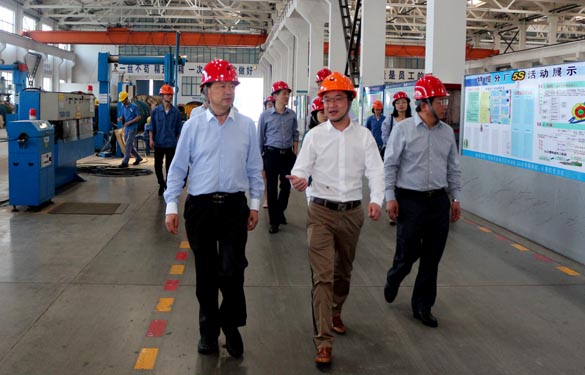 2016年5月6日，江蘇省法制辦主任于愛榮在集團總經理丁志鴻陪同下參觀生產現場