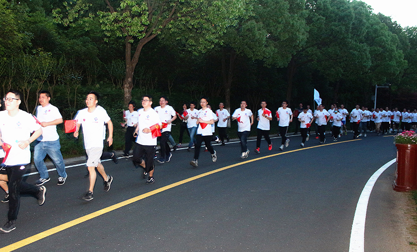 不忘初心 逐夢奔跑——上上電纜舉辦“學(xué)黨史、跟黨走、銘黨恩”夜跑活動